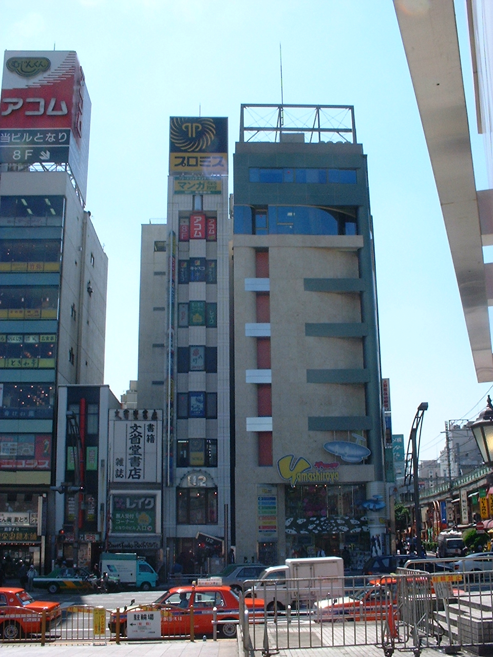 a tall shiny building with Yamashiroya in english as a sign