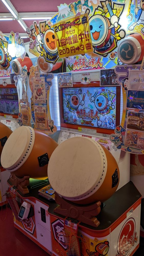A Taiko no Tatsujin cabinet with large drums